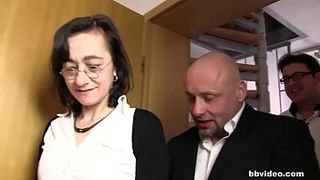 The mature woman in glasses tried a threesome sex with two men