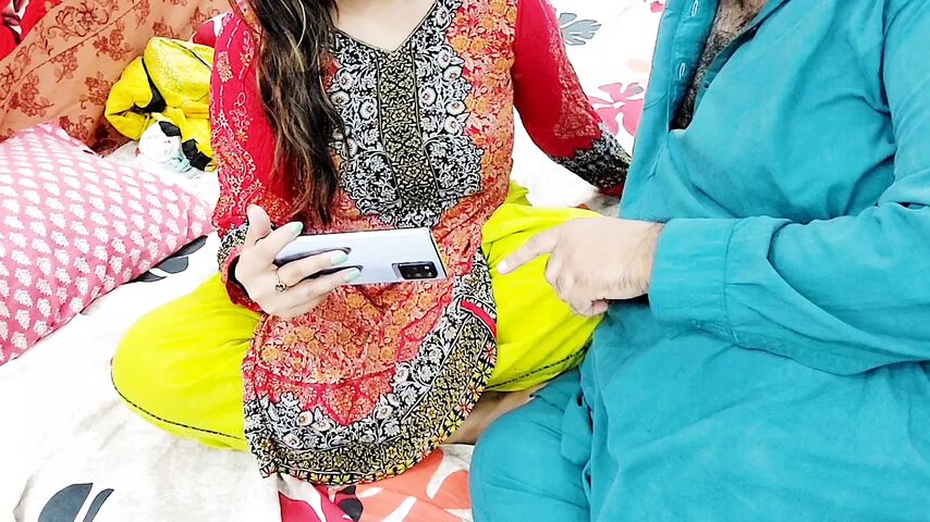 PAKISTANI REAL HUSBAND WIFE WATCHING DESI PORN ON MOBILE THAN HAVE ANAL SEX  WITH CLEAR HOT HINDI AUDIO