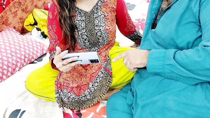 Sex New Cel Pak Mp4 - PAKISTANI REAL HUSBAND WIFE WATCHING DESI PORN ON MOBILE THAN HAVE ANAL SEX  WITH CLEAR HOT HINDI AUDIO